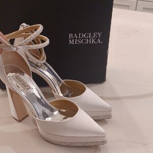 New Badgley Mischka Elaina White Satin Platform Heels with Silver Accents SZ 8.5